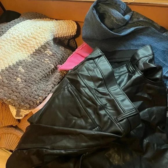 Abercrombie and Fitch the 90 straight ultra high rise 
Curve love
L - Picture 5 of 5